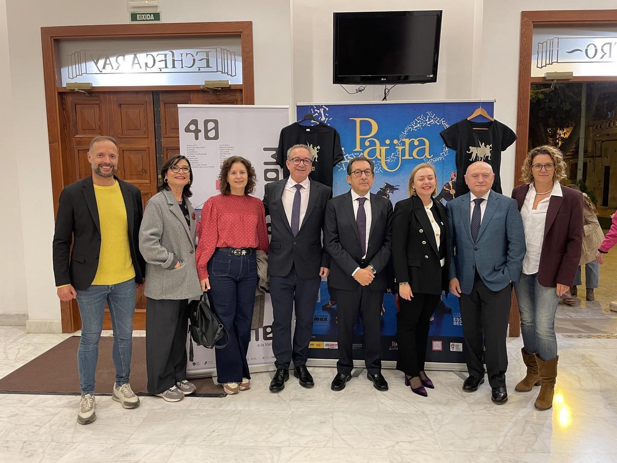 Autoridades asistentes al acto de clausura de la 40ª Mostra de Titelles de la Vall d'Albaida.