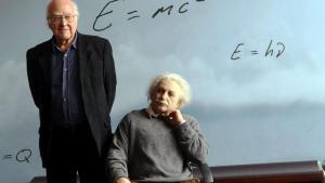 Peter Higgs junto a una figura de cera de Einstein, en el Cosmocaixa de Barcelona en el año 2012.