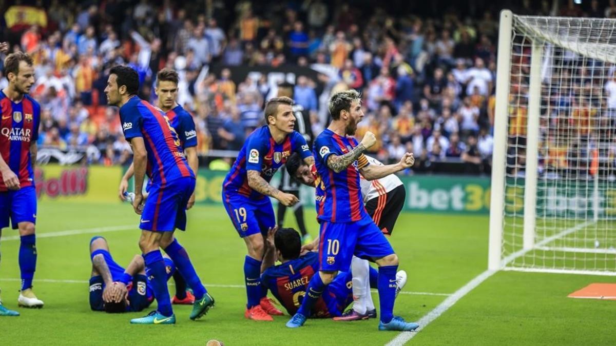 Messi celebra con rabia el 2-3 ante la grada de Mestalla después del lanzamiento de una botella que golpeó a Neymar.