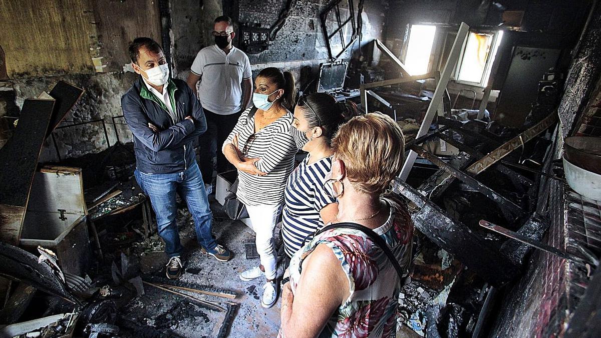 Visita realizada en noviembre por el alcalde de Santa Cruz a la vivienda que destruyó el fuego.