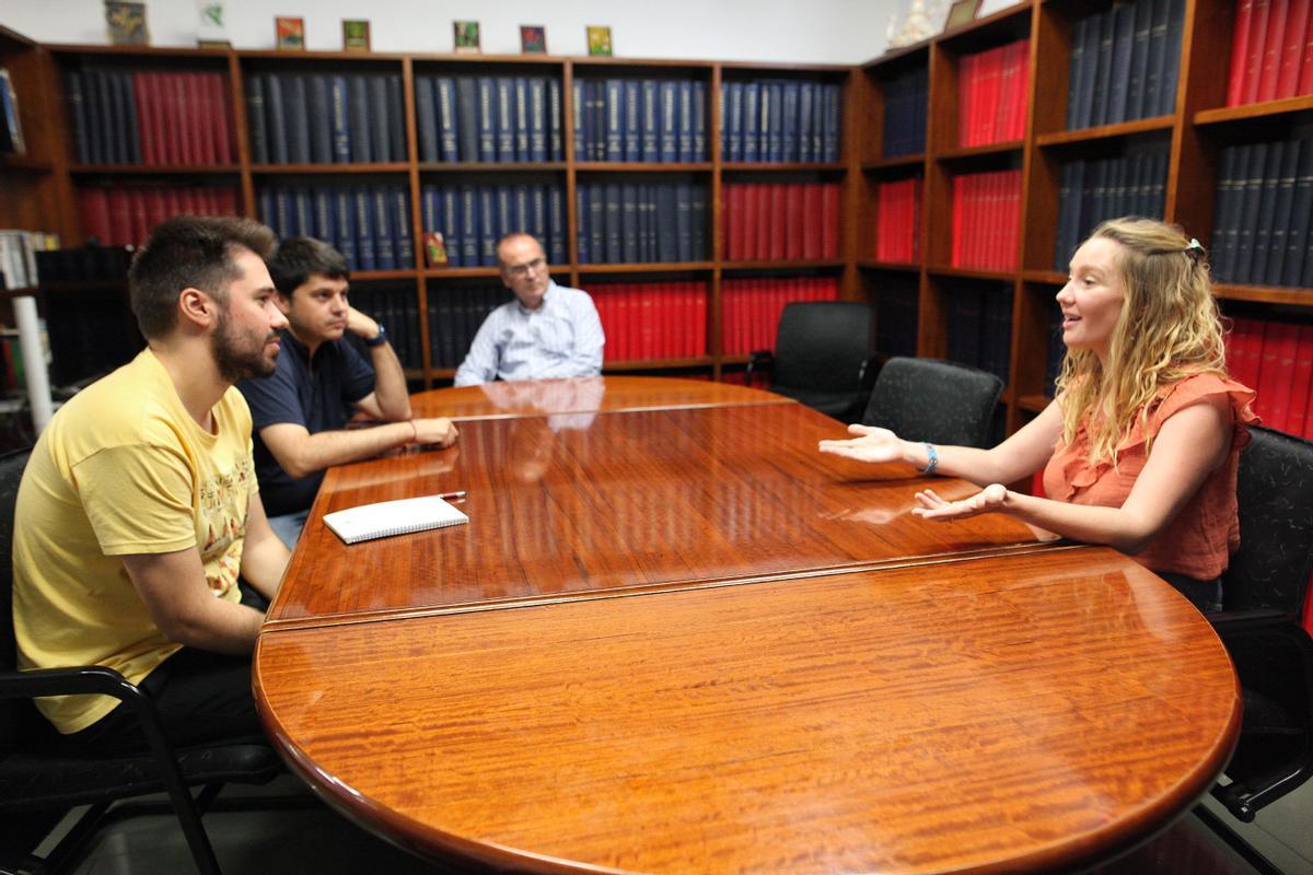 Fajardo charla con el director de 'Mediterráneo', Ángel Báez, y los redactores de la sección de Comarcas.