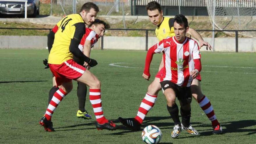 Vity, autor del gol, se lleva el balón tras superar a dos rivales.