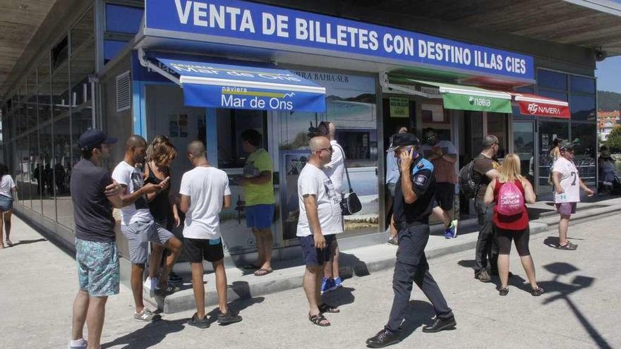 La Policía tuvo que acudir al muelle de Cangas cuando estalló el conflicto por la sobreventa de billetes a Cíes, el 20 de agosto. // Santos Álvarez