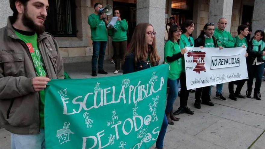 Concentración contra las reválidas y la Lomce a la puerta de la Subdelegación del Gobierno.