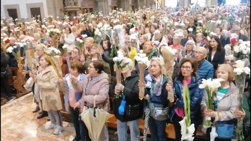 Multitudinaria ofrenda floral de las madres en la parroquia ourensana de Fátima