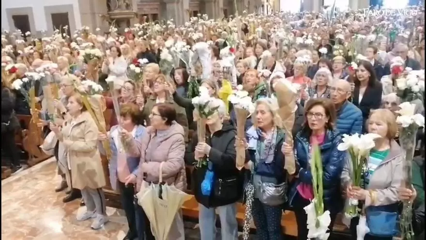 Multitudinaria ofrenda floral de las madres en la parroquia ourensana de Fátima