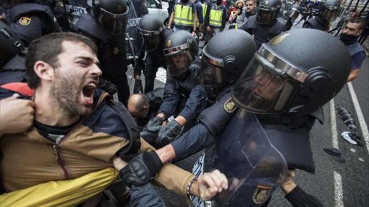 1-O: cargas policiales.  La actuación de la policía dejó más de mil heridos en la jornada en la que se celebró el referéndum unilateral.