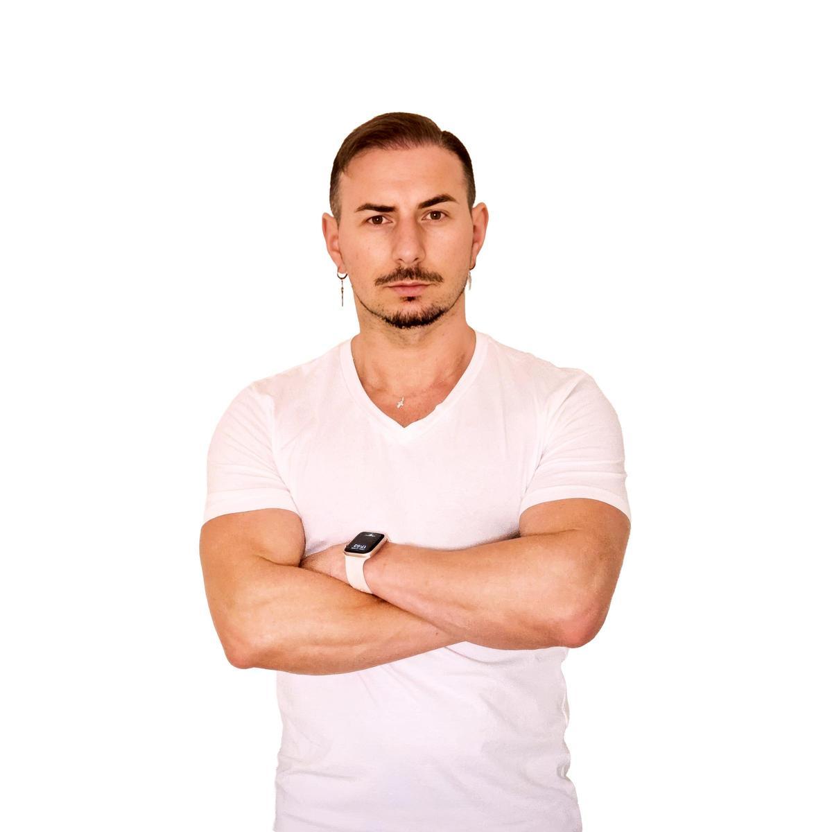 Pedro Sandu. 41 años. Calp. Peluquero.