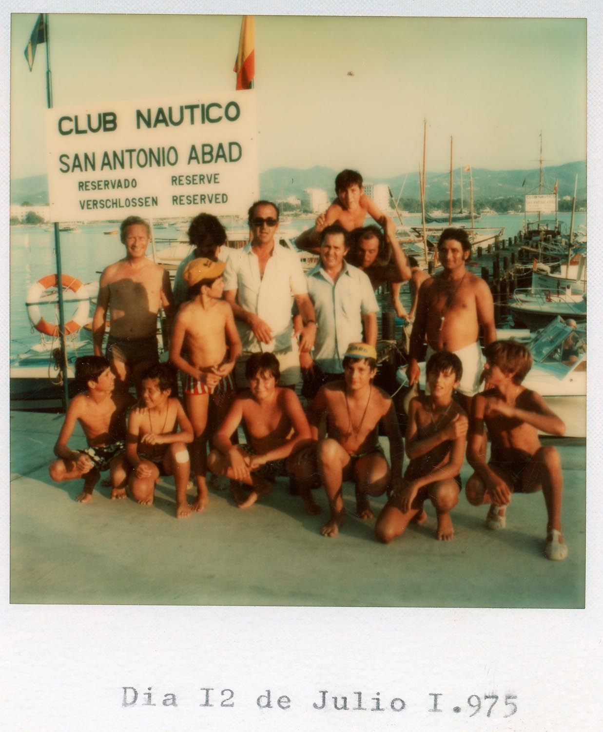 Pantalán y gente del club en 1975.