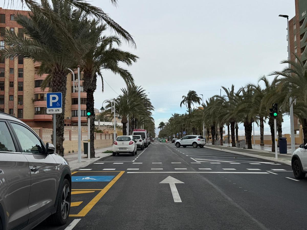 Avenida San Bartolomé de Tirajana en la tarde de este miércoles en Arenales del Sol, pedanía de Elche