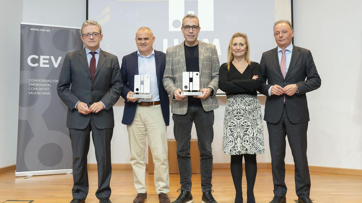 Dirigentes de la CEV y galardonados en los Premios LLUM.