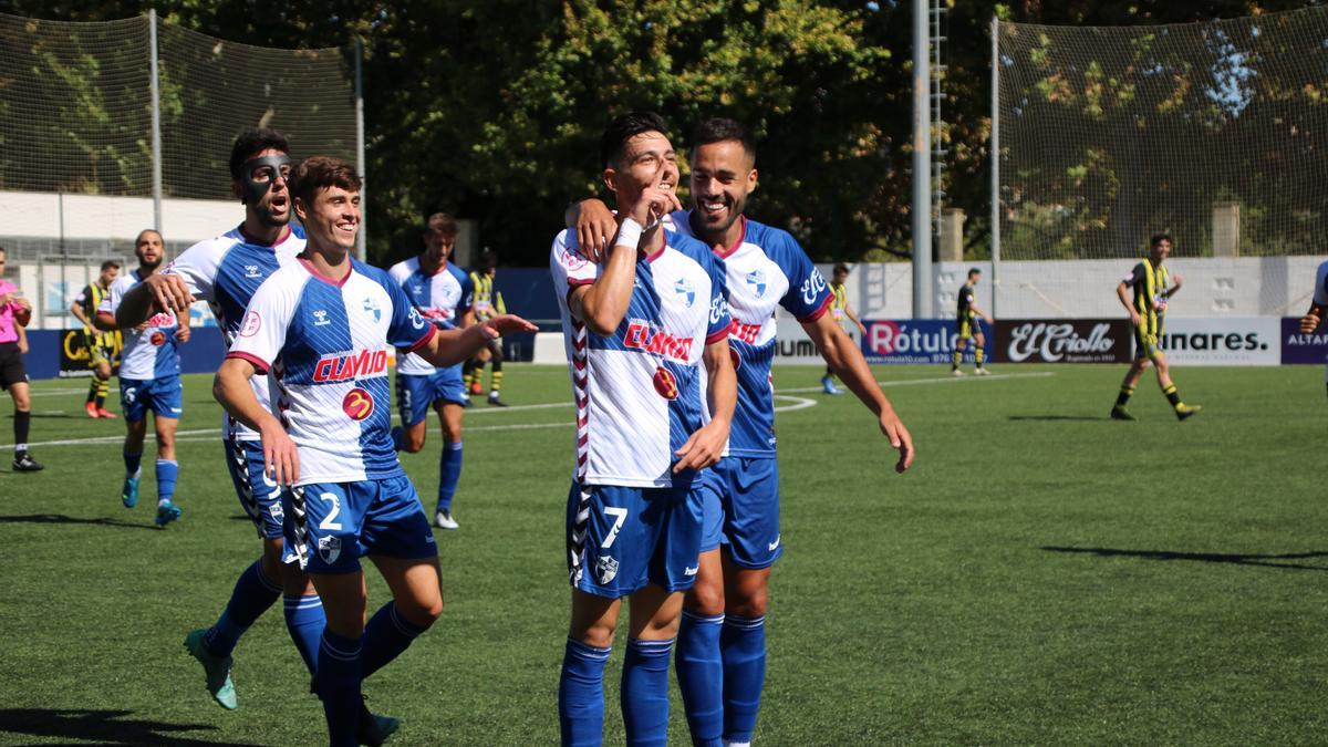 Los futbolistas del Ebro celebran un gol durante un partido de esta temporada