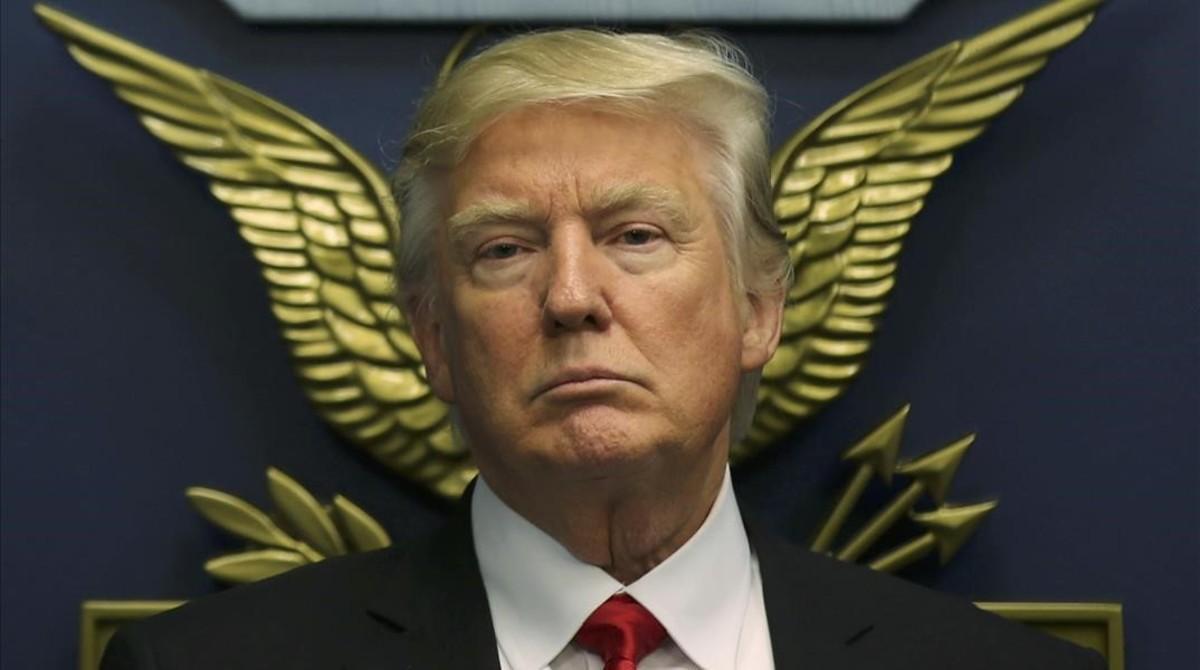 El presidente estadounidense, Donald trump, en el juramento del nuevo secretario de defensa, James Mattis.