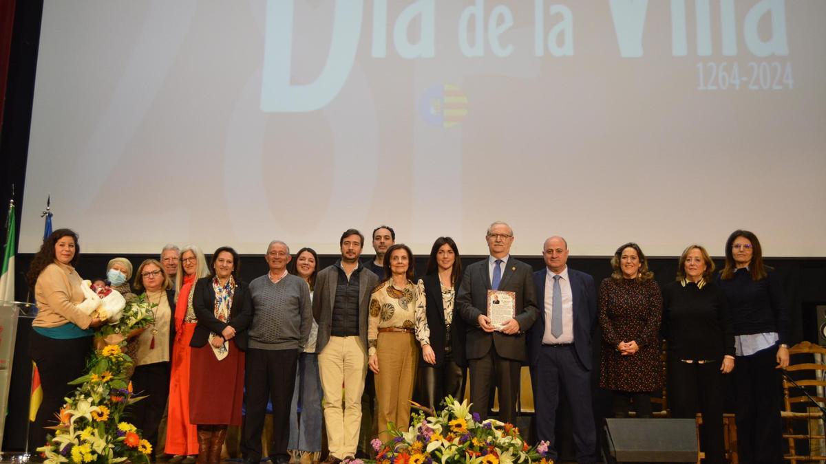 Serafín Romero, junto a los otros homenajeados, autoridades y familiares.