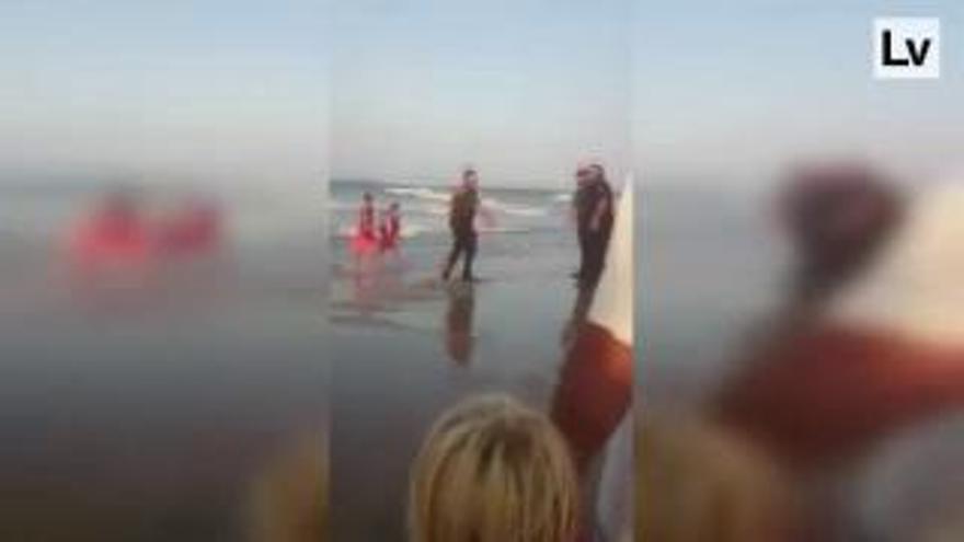 Detienen a un hombre por no querer salir de la playa con bandera roja