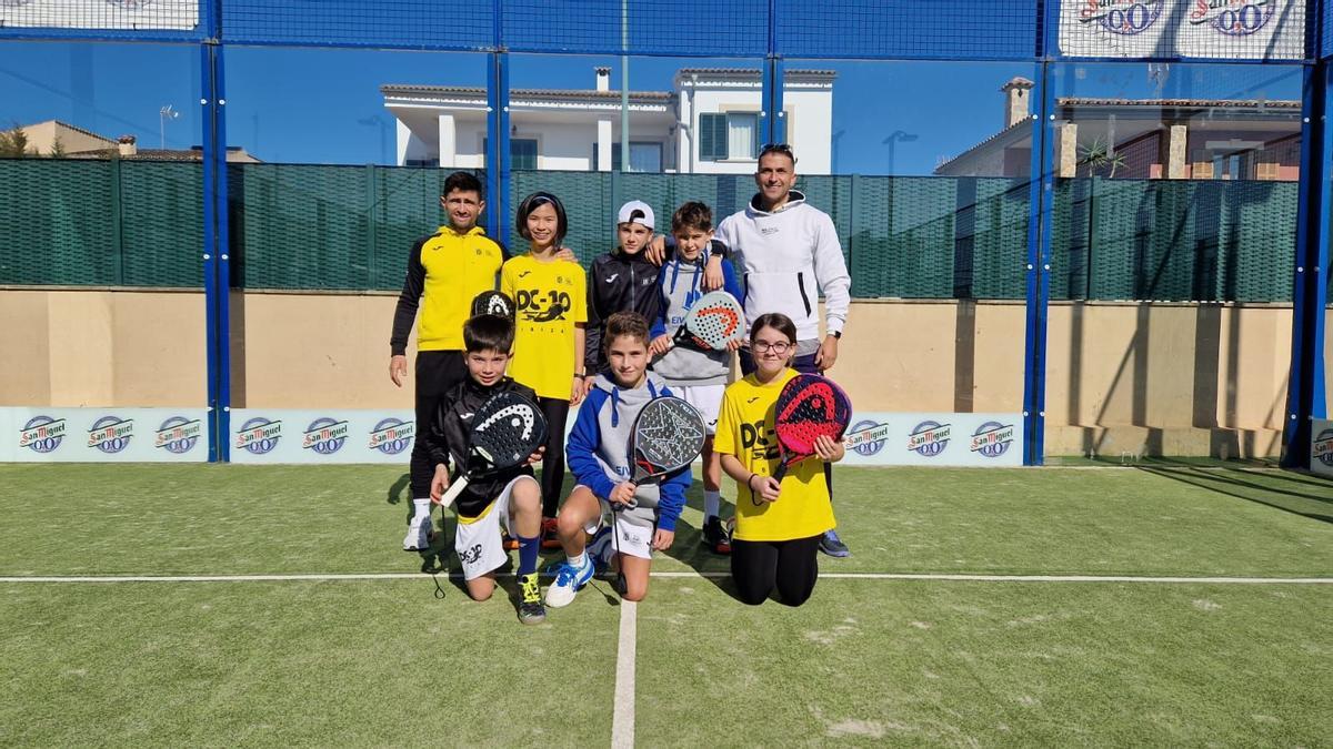 Jóvenes jugadores del Ibiza Pádel Indoor.