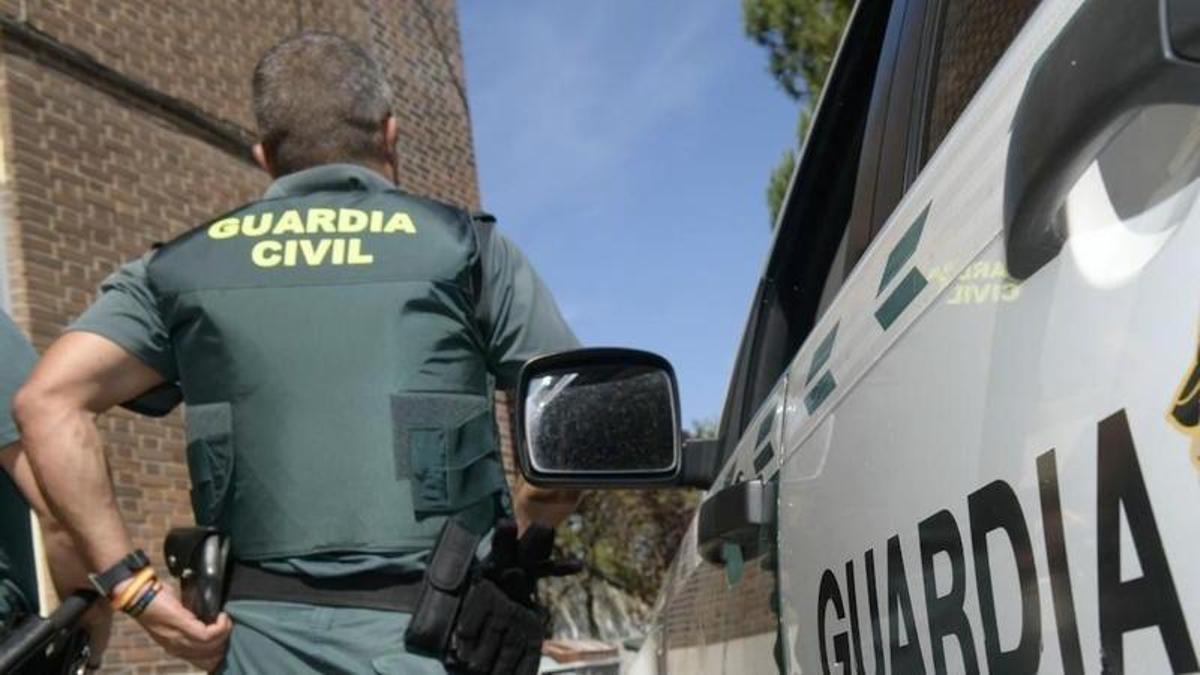 Foto de archivo de una patrulla de la Guardia Civil durante una intervención.