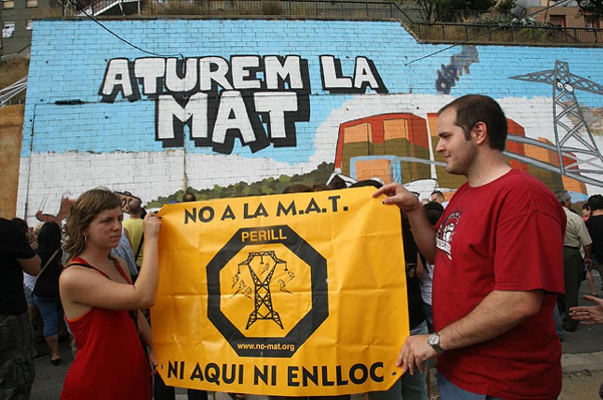 Protesta contra la MAT (Molt Alta Tensió), un projecte per crear una subestació i una xarxa elèctrica a prop d’un nucli de vivendes, a Santa Coloma de Gramenet.