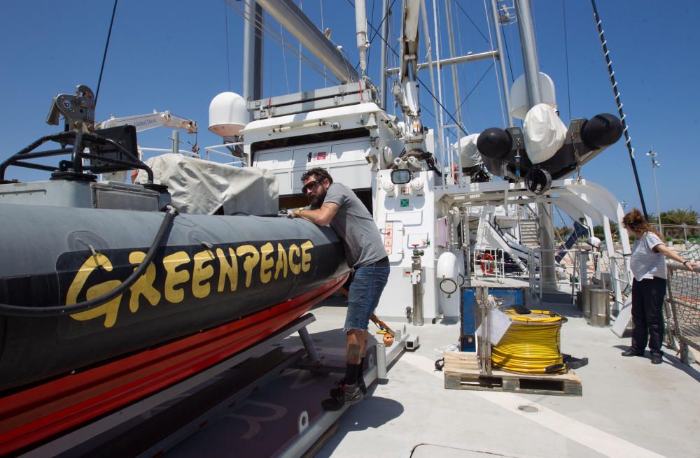 El Rainbow Warrior de Greenpeace atracado en el puerto de València.