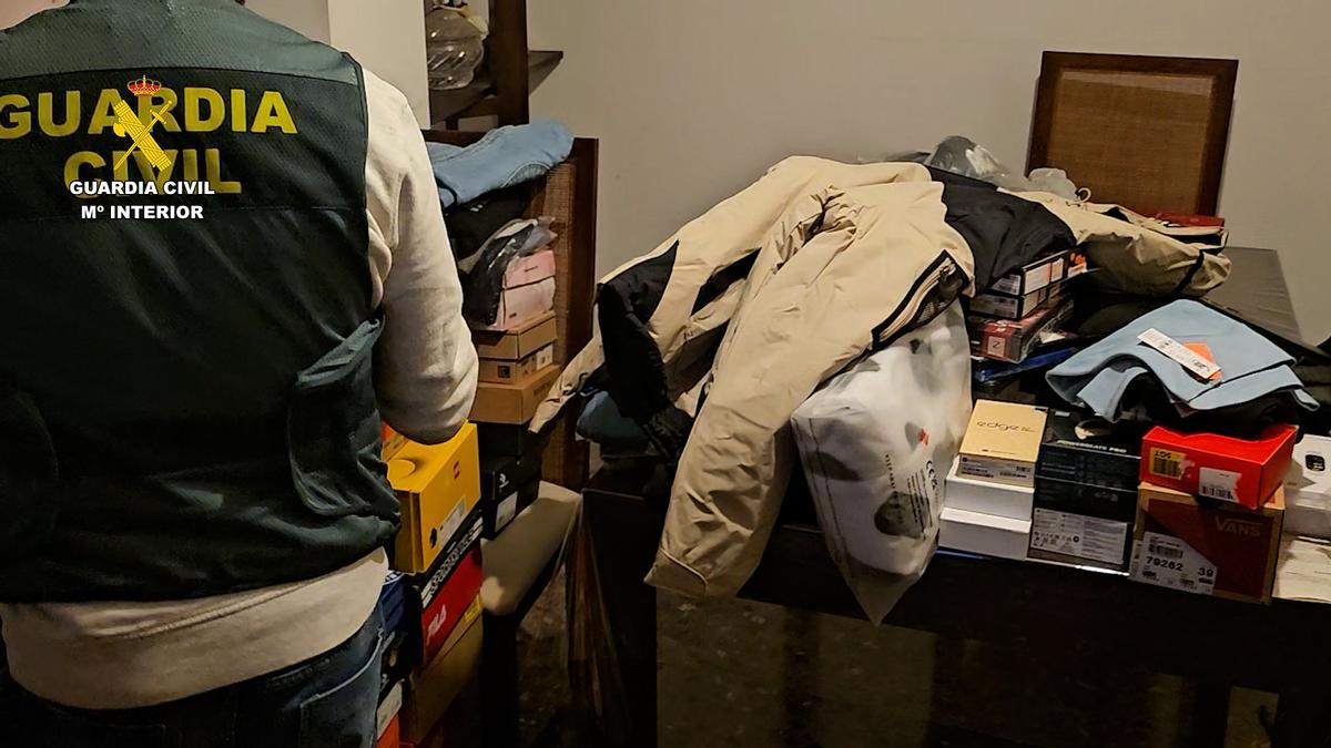 Un agente hace recuento en el cuarto donde la detenida acumulaba más de 200 paquetes sustraídos.