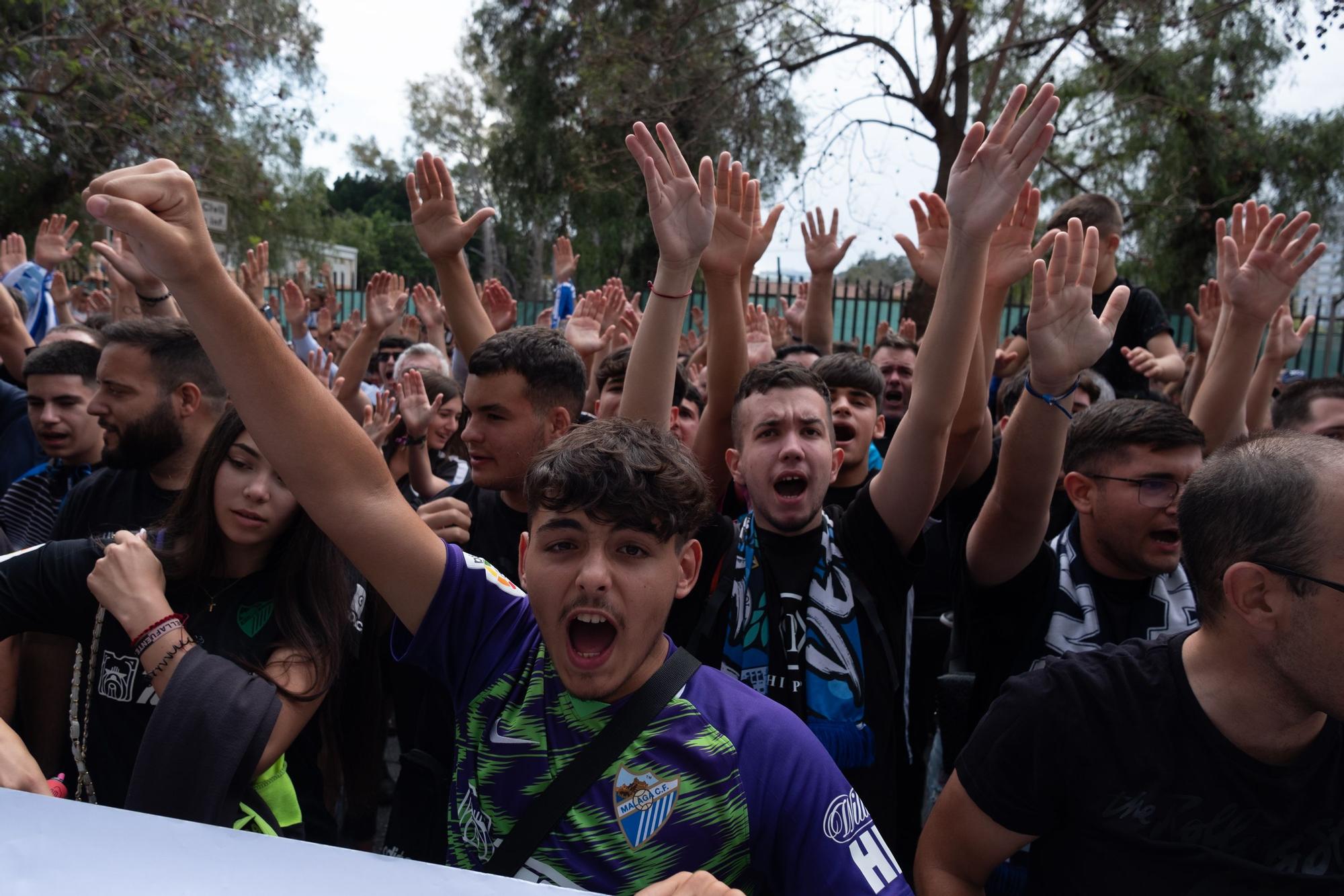 La protesta de la afición antes del Málaga CF - UD Ibiza, en imágenes