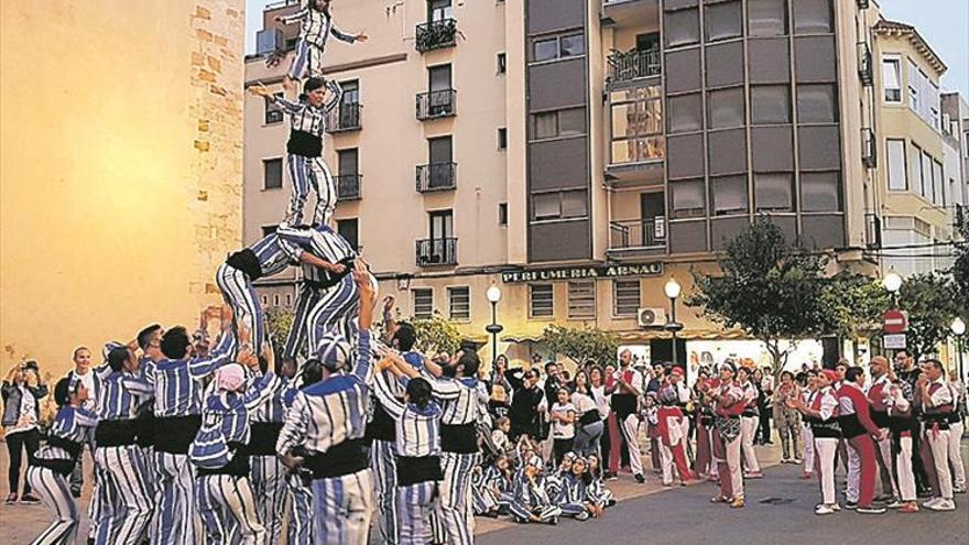 Vinaròs mira alto para disfrutar de las torres de la ‘muixeranga’