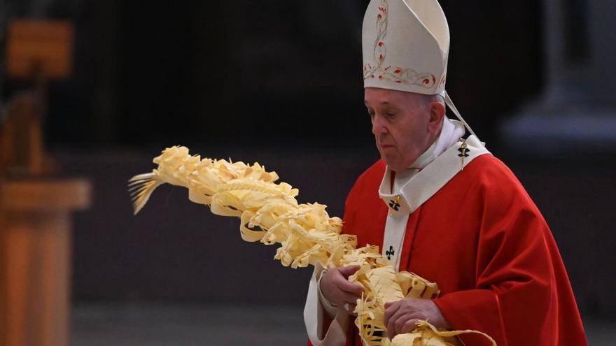 El papa Francisco, con las palmas.