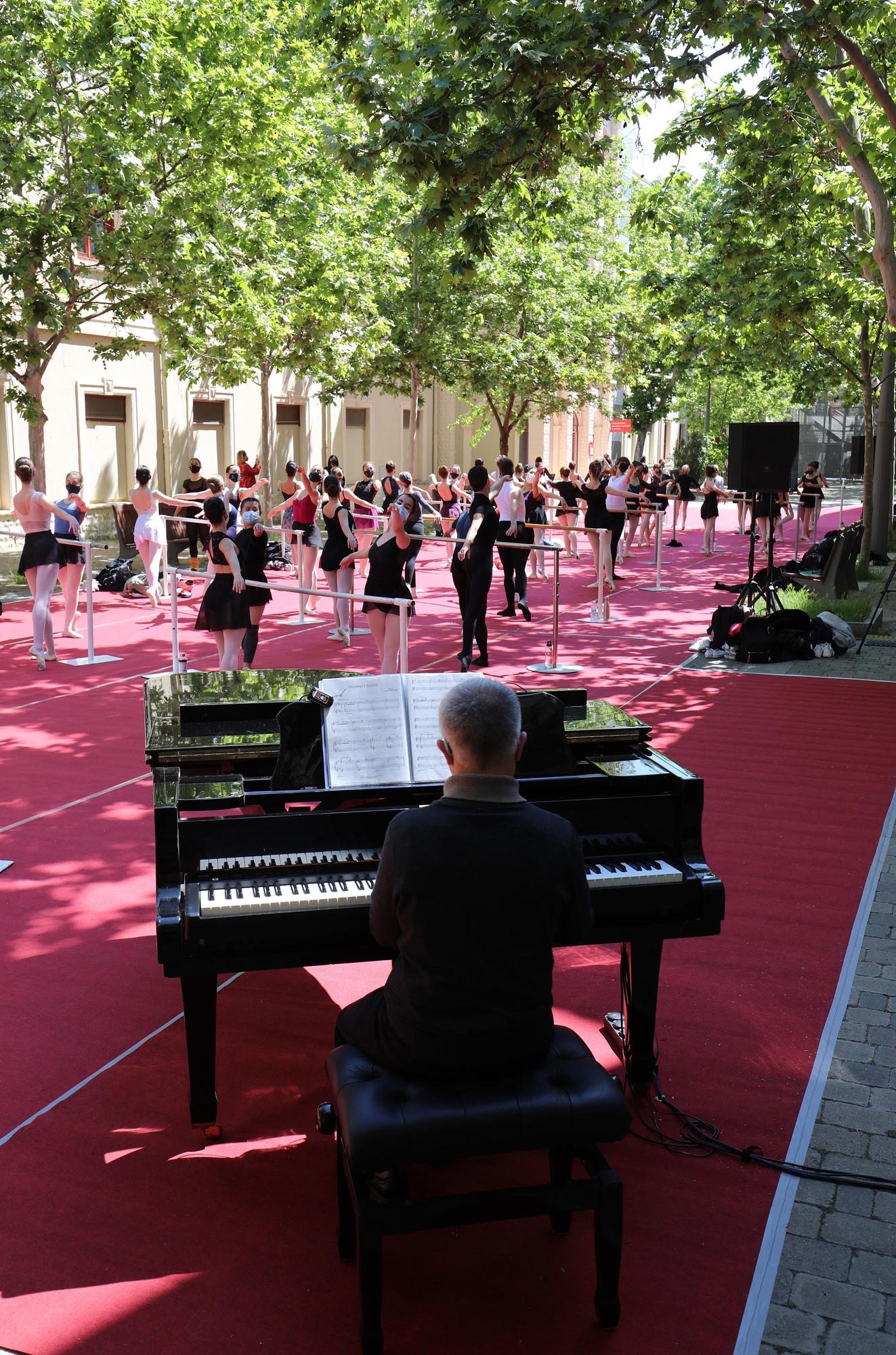 Más de cien bailarines celebran el Día de la Danza en Zaragoza