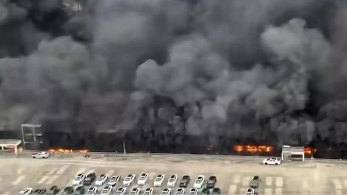 Espectacular incendio en un parking de la fábrica de coches de BYD en Shenzhen