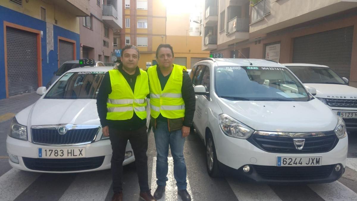 Taxistas de Castellón se ponen el chaleco amarillo en apoyo a la huelga