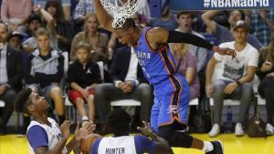 Westbrook culmina una acción espectacular del partido frente al Madrid