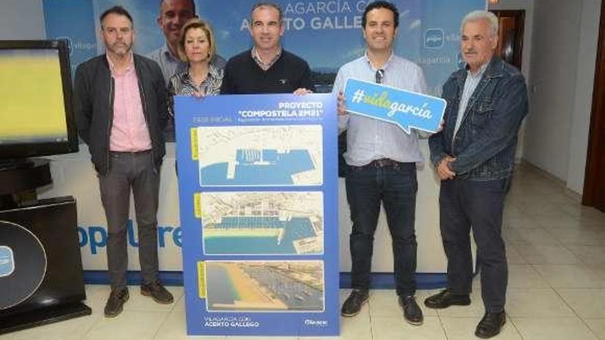 Alfonso Gallego con los planos del proyecto de la playa. // Noé Parga