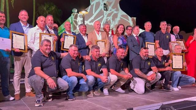 Foto de familia de los galardonados por el Ayuntamiento de Pájara junto a las autoridades insulares y municipales.