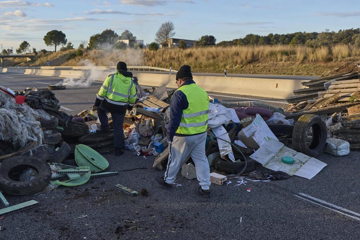 Les fotos del tall dels pagesos a l'AP-7 i l'N-II a l'Empordà