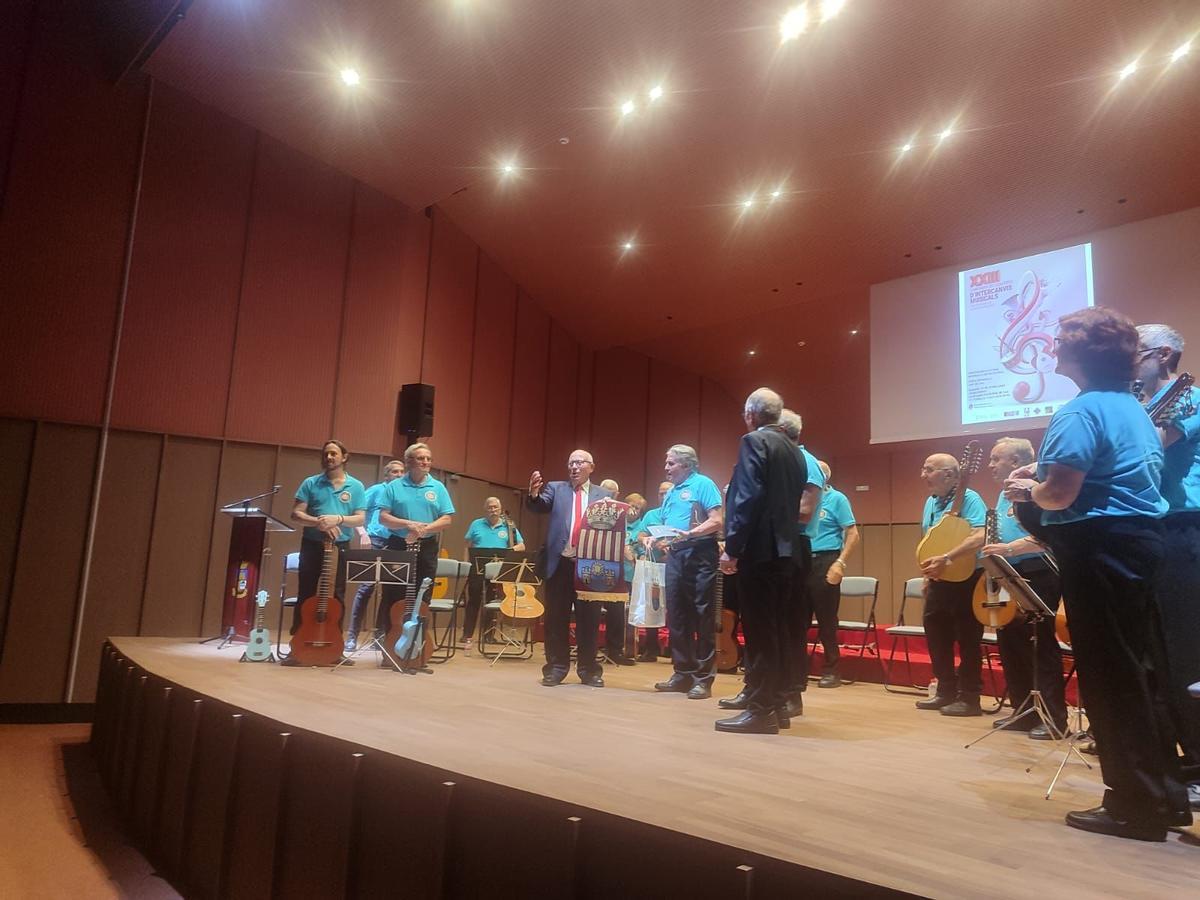 Como muestra de agradecimiento y de hermanamiento entre ambas entidades, la asociación crevillentina correspondió al gesto con la entrega de una alfombra con el escudo de la villa de Crevillent