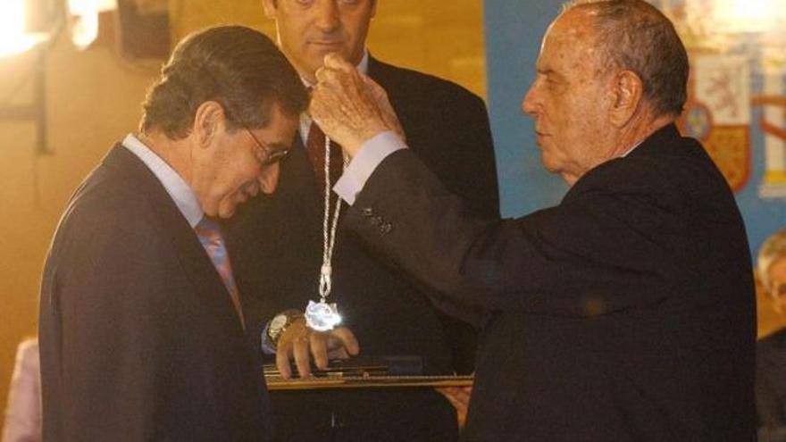 Manuel Fraga impone la medalla Castelao al abogado Gonzalo Rodríguez Mourullo en 2003. / la opinión