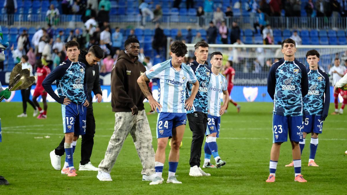 Los jugadores del Málaga CF se lamentan del empate contra el Córdoba CF.