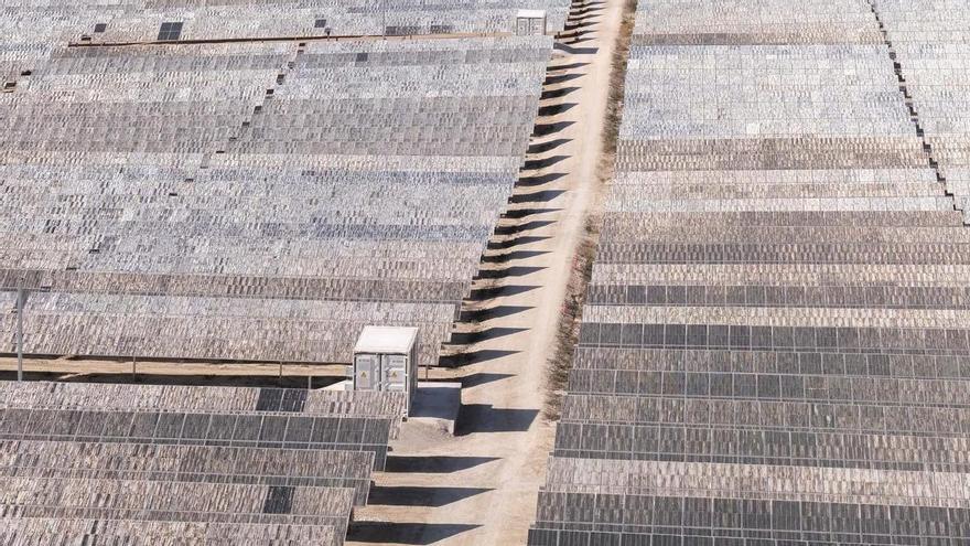 El Ayuntamiento de Elche autoriza dos plantas solares más en Perleta y Saladas