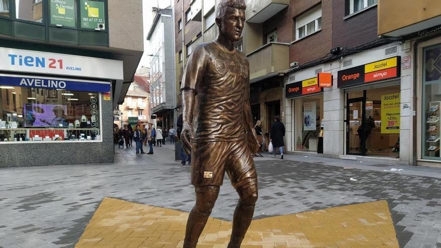 La estatua de Villa &quot;volverá a chutar&quot; en Langreo: el balón que se desprendió se instalará mañana