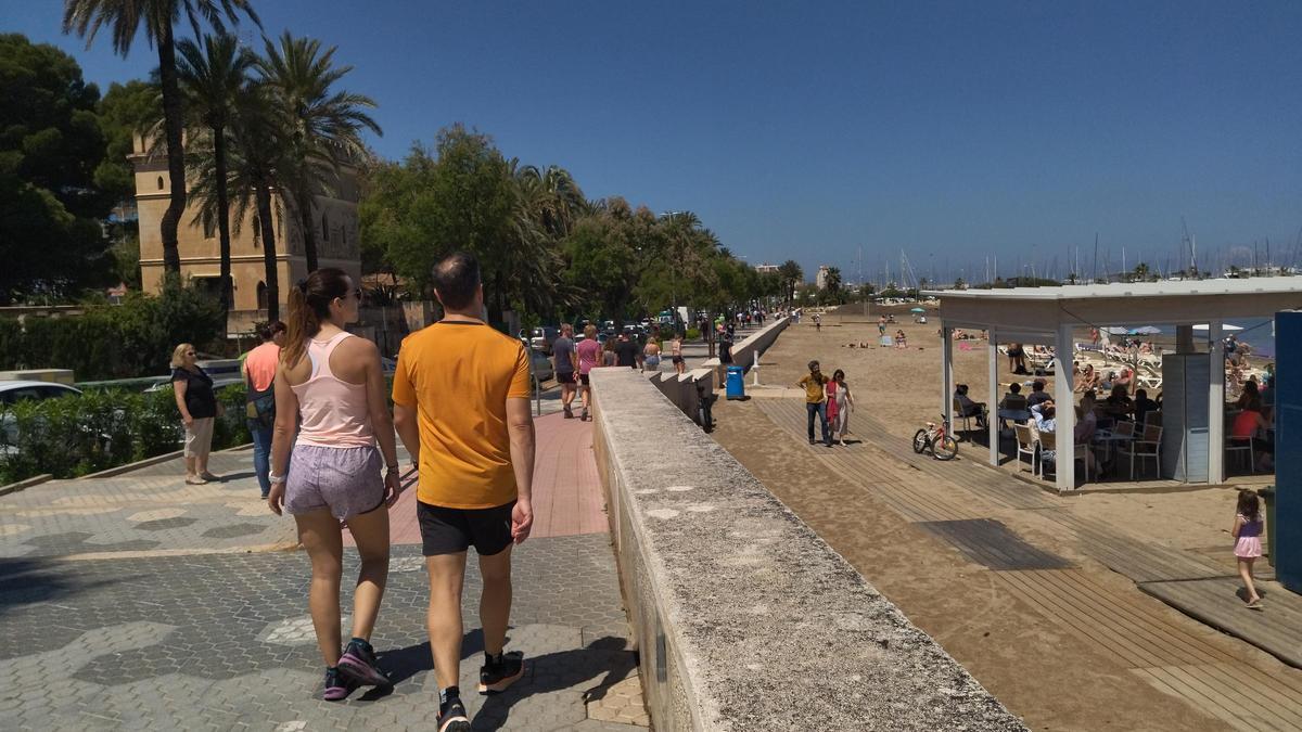 Turistas pasean por el paseo de la Marineta Cassiana de Dénia