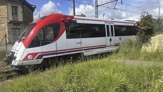 Un tren de cercanías, circulando por La Carrera. | J.  A. O.