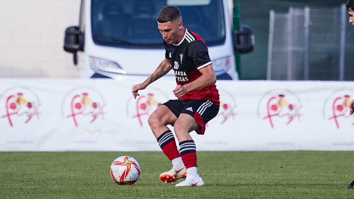 Jofre Cherta, nuevo jugador de la Peña en una imagen con su anterior club.