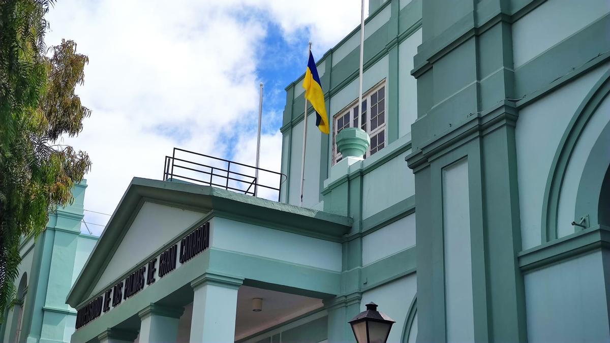 La ULPGC iza la bandera de Ucrania en la Sede Institucional en solidaridad con este país invadido