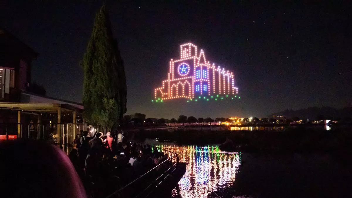 La llum del primer espectacle de drons dibuixa Manresa al cel