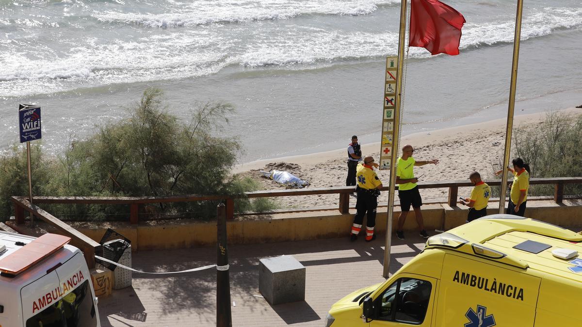 Uno de los cadáveres, en la playa de Salou