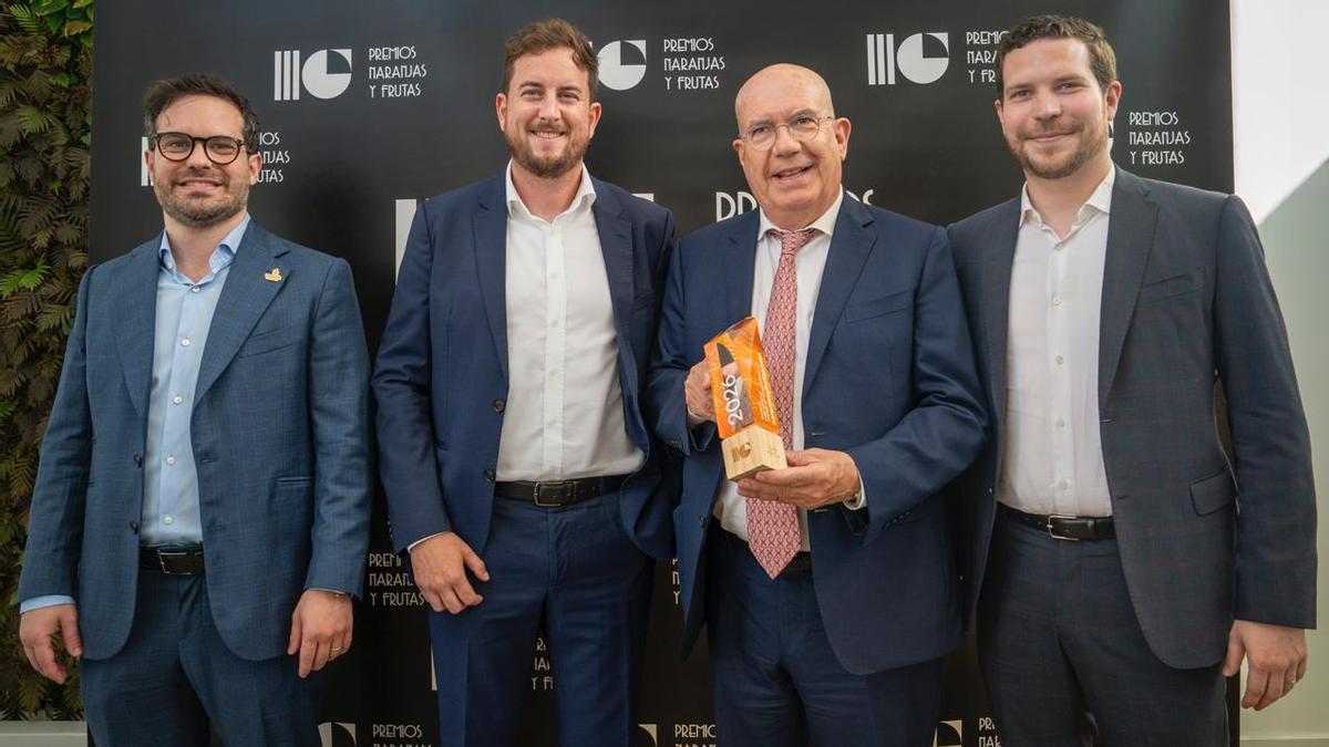 Directivos de la empresa Juan Motilla, tras recoger el premio.