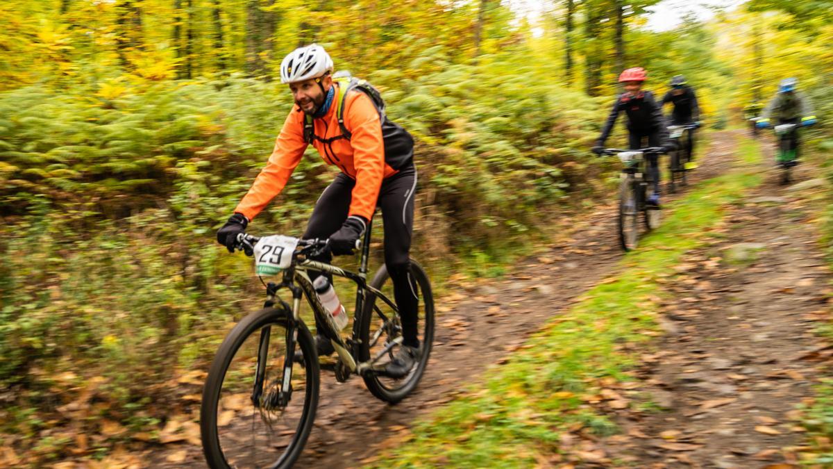 Las rutas en bicicleta son una de las actividades estrella del Otoño Mágico del Valle del Ambroz.