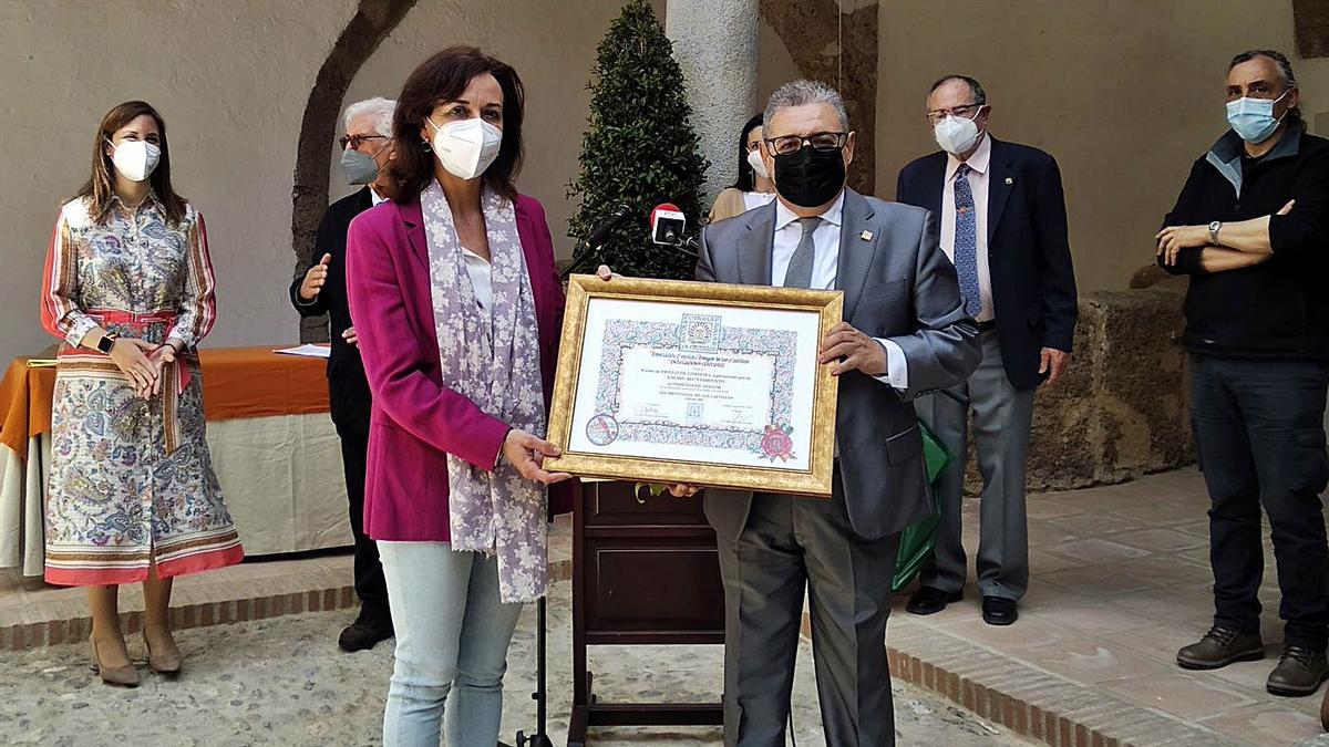 Ceballos y Hurtado de Molina, con el diploma que acredita la concesión al Consistorio de la insignia de honor.