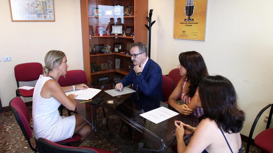 La delegada territorial de Educación y Carta Malacitana debaten la implantación de talleres de alimentación en los colegios.