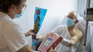 Bellvitge regala una rosa, un exemplar de ‘Relat-HOS’ i un punt de llibre a totes les persones ingressades a l’hospital